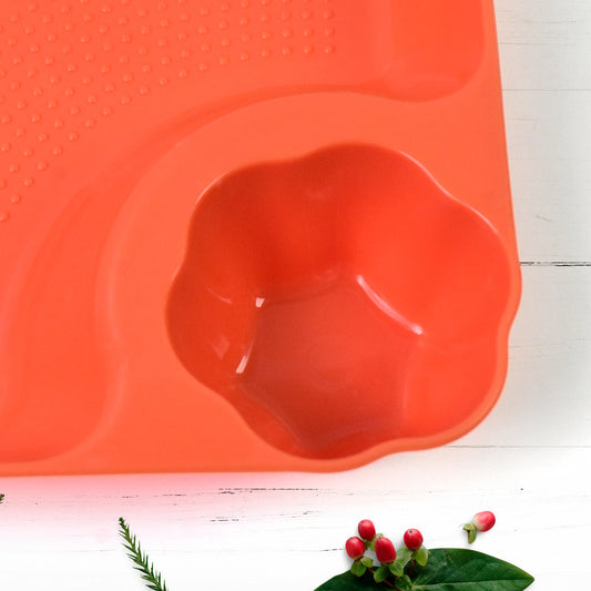 Plastic Dumpling Serving Plate with Sauce Compartment, Divided Snack Tray for Momos, Nachos, Reusable Round Dip Plate for Parties (1 Pc, 18×16 cm)
