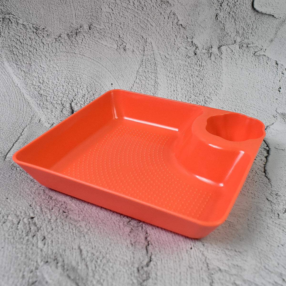 Plastic Dumpling Serving Plate with Sauce Compartment, Divided Snack Tray for Momos, Nachos, Reusable Round Dip Plate for Parties (1 Pc, 18×16 cm)