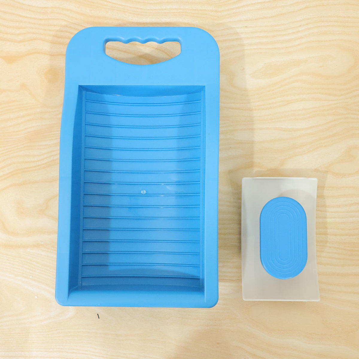 Portable Plastic Mini Washing Board with Soap Holder, Anti-Slip Handheld Laundry Scrub Board for Socks, Underwear, Baby Clothes and Delicate Garments (1 Pc)
