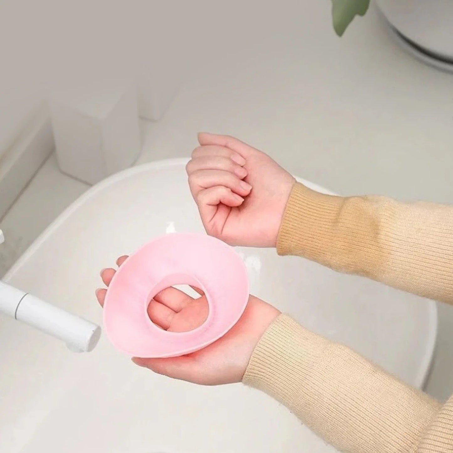 Silicone Wrist Water Stopper Reusable Splash Guard Cuff for Washing to Prevent Water Runoff on Hands Sleeves and Clothing During Daily Sink Use (2 Pc)