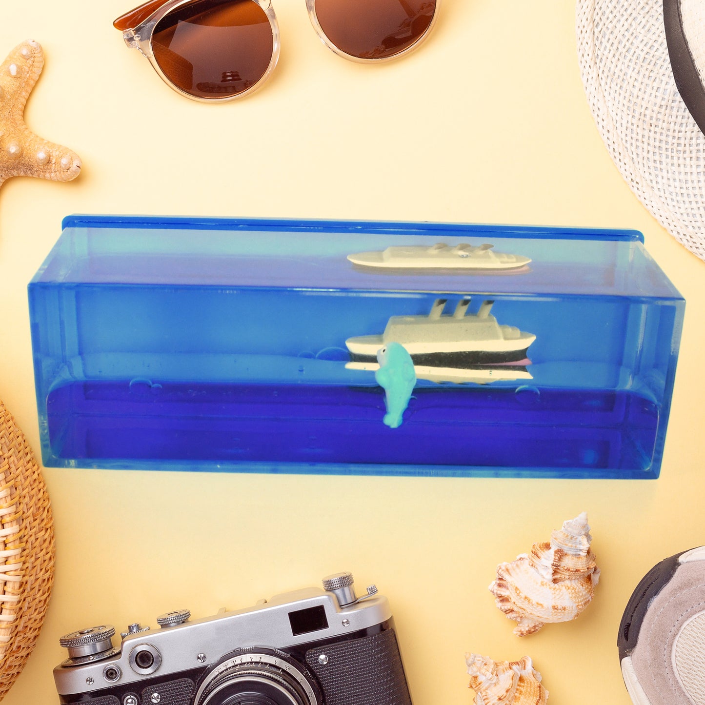 Floating Cruise Ship Liquid Motion Desk Ornament Unsinkable Water Ship Iceberg Paperweight Acrylic Car Dashboard Decoration Stress Relief Showpiece and Gift