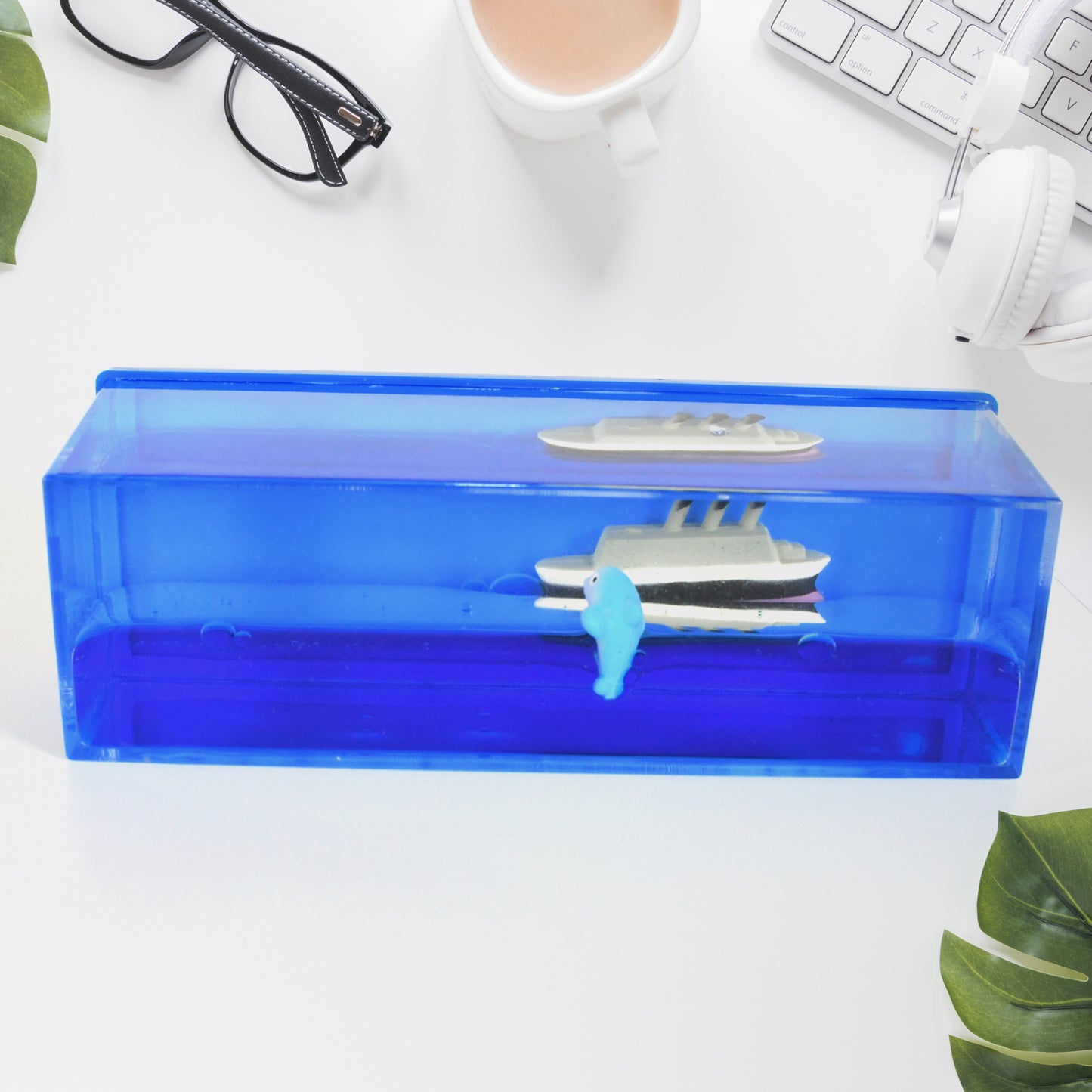 Floating Cruise Ship Liquid Motion Desk Ornament Unsinkable Water Ship Iceberg Paperweight Acrylic Car Dashboard Decoration Stress Relief Showpiece and Gift