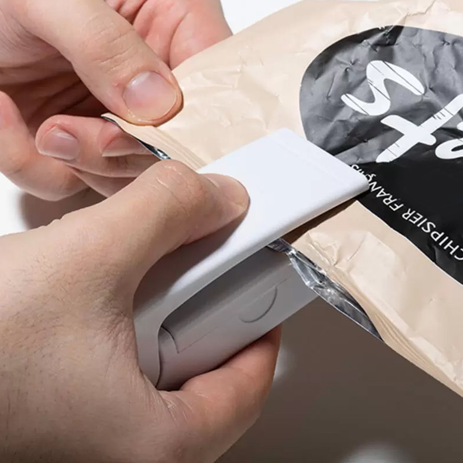 Portable Mini Heat Sealer Machine for Plastic Bags Handheld Battery Operated Bag Sealer for Snacks Food Storage Kitchen Travel and Daily Use (1 Pc)