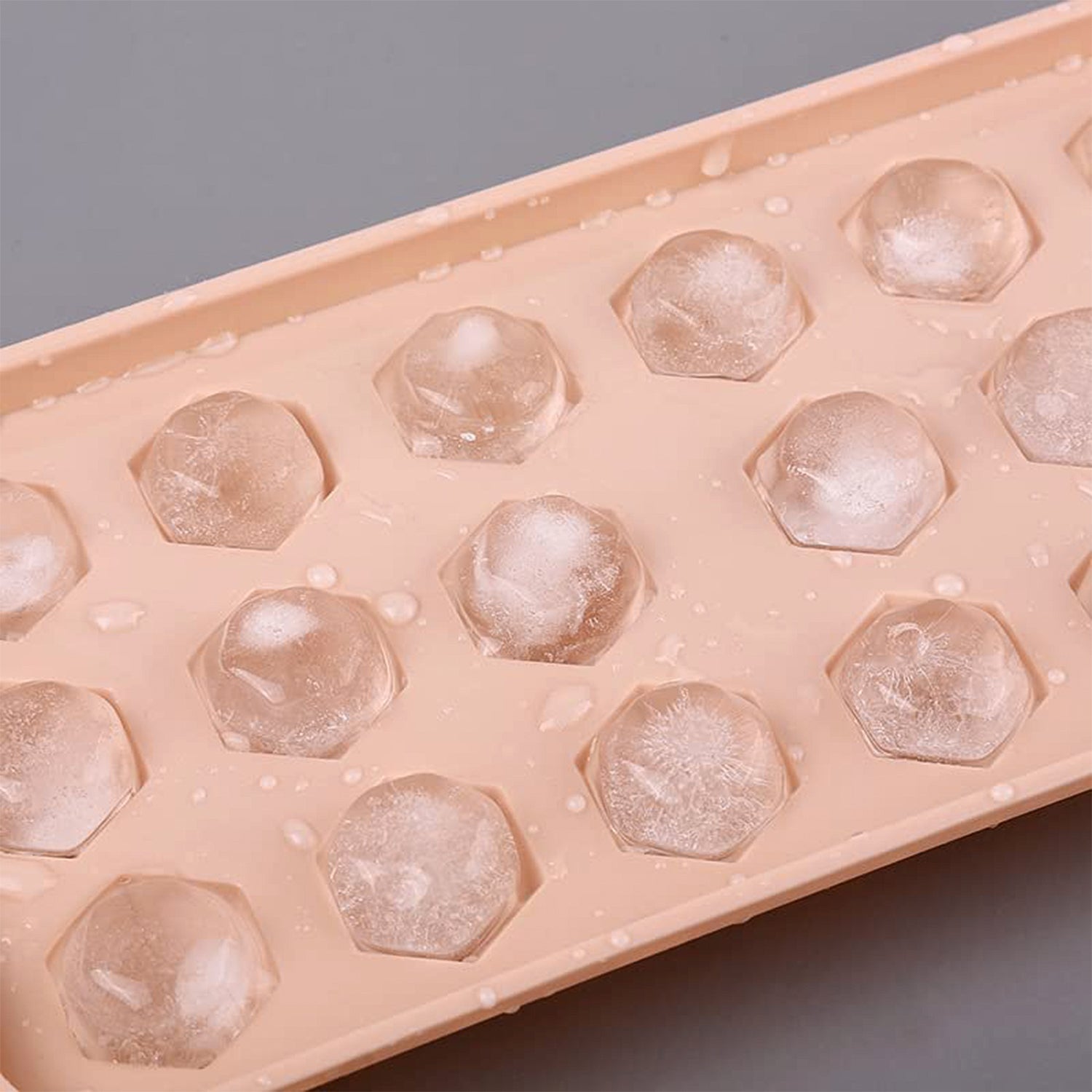 Durable Plastic Ice Cube Tray with 18 Diamond Shaped Cavities, Easy Release Freezer Mold for Ice, Chocolate, Jelly, Frozen Treats and Beverages (1 Pc)