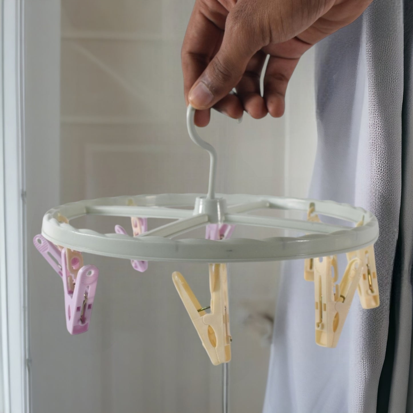 Clothespin Rack Laundry Drying Rack with 8 Clips – 360° Rotating Clip Hanger for Socks, Underwear, Baby Clothes, Bras and Towels (1 Pc)