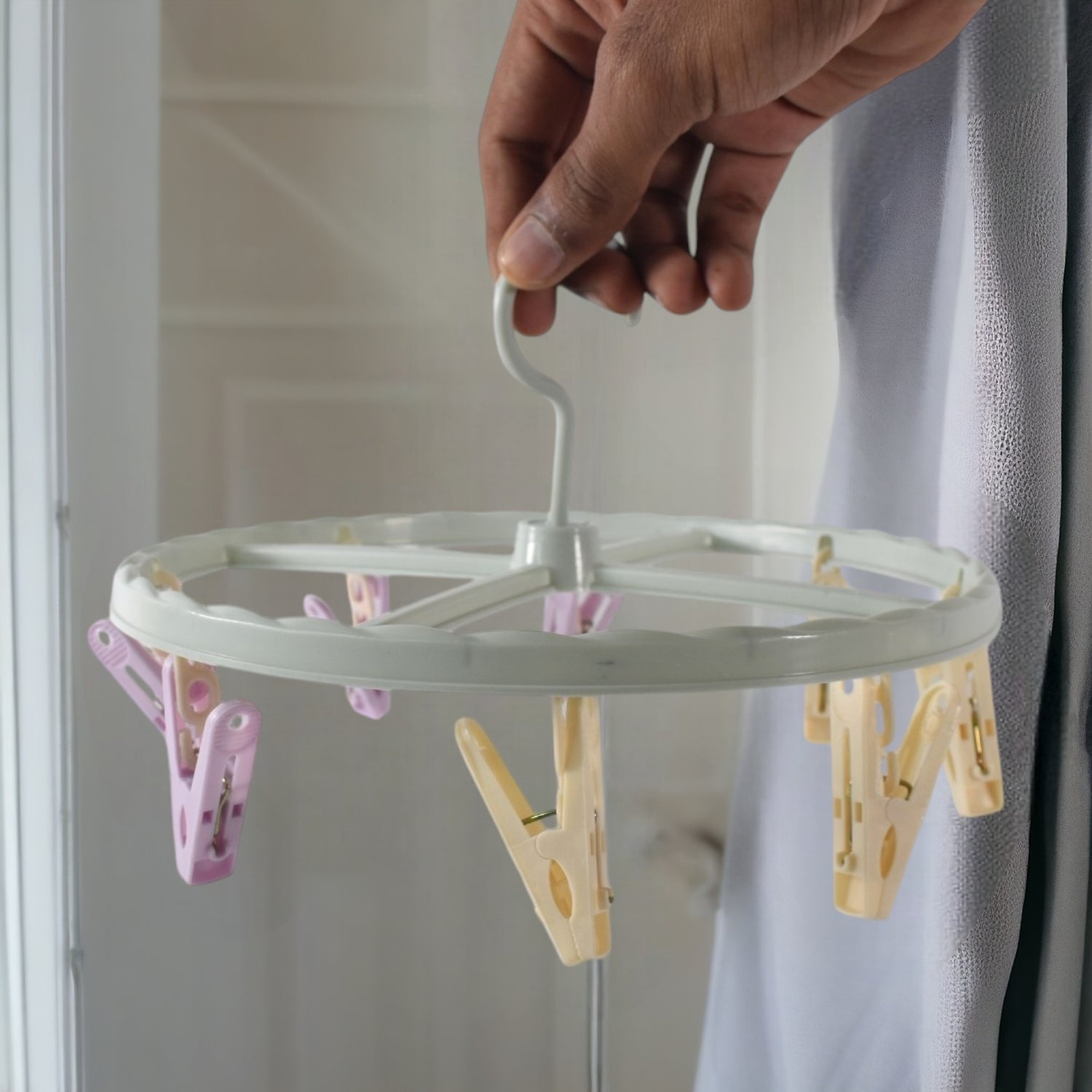 Clothespin Rack Laundry Drying Rack with 8 Clips – 360° Rotating Clip Hanger for Socks, Underwear, Baby Clothes, Bras and Towels (1 Pc)