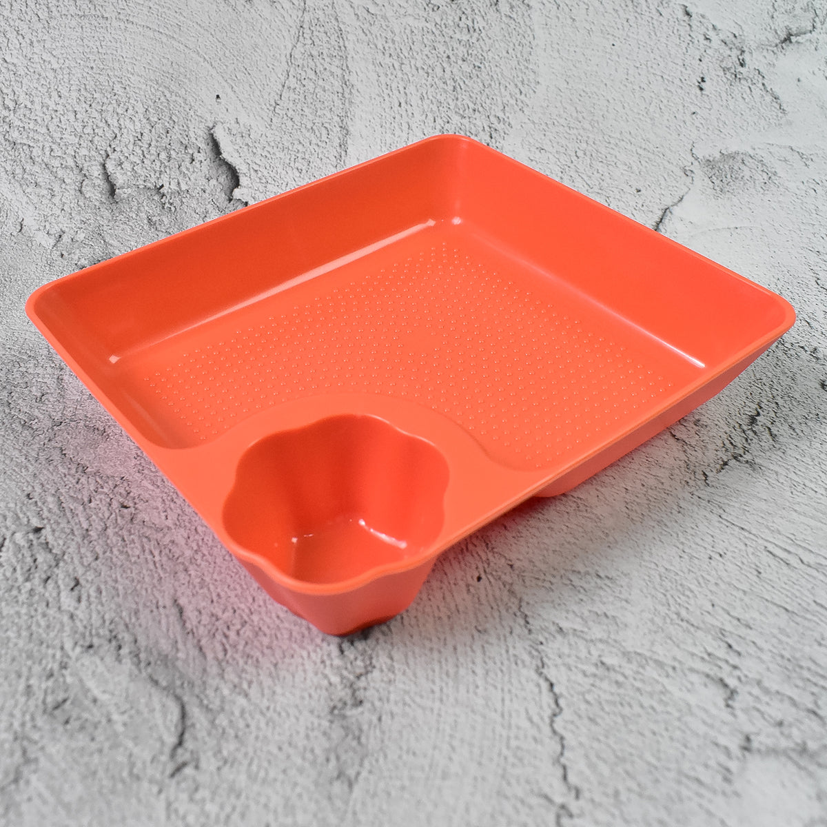 Plastic Dumpling Serving Plate with Sauce Compartment, Divided Snack Tray for Momos, Nachos, Reusable Round Dip Plate for Parties (1 Pc, 18×16 cm)