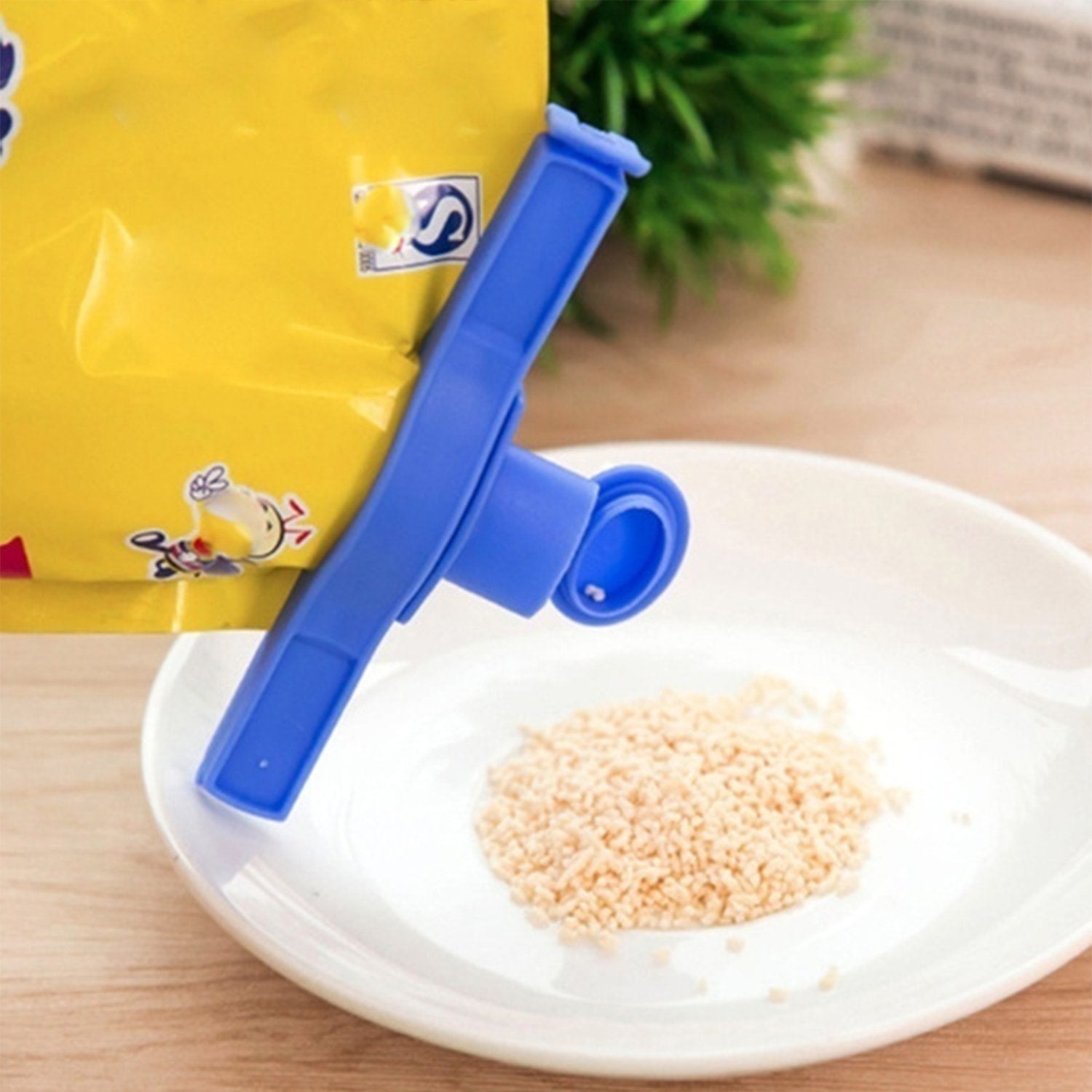Food Bag Sealing Clip with Pour Spout Reusable Airtight Snack Bag Seal, Food Storage Pouring Clip for Kitchen Pantry Cereal Coffee Pet Food and Snacks (1 Pc)