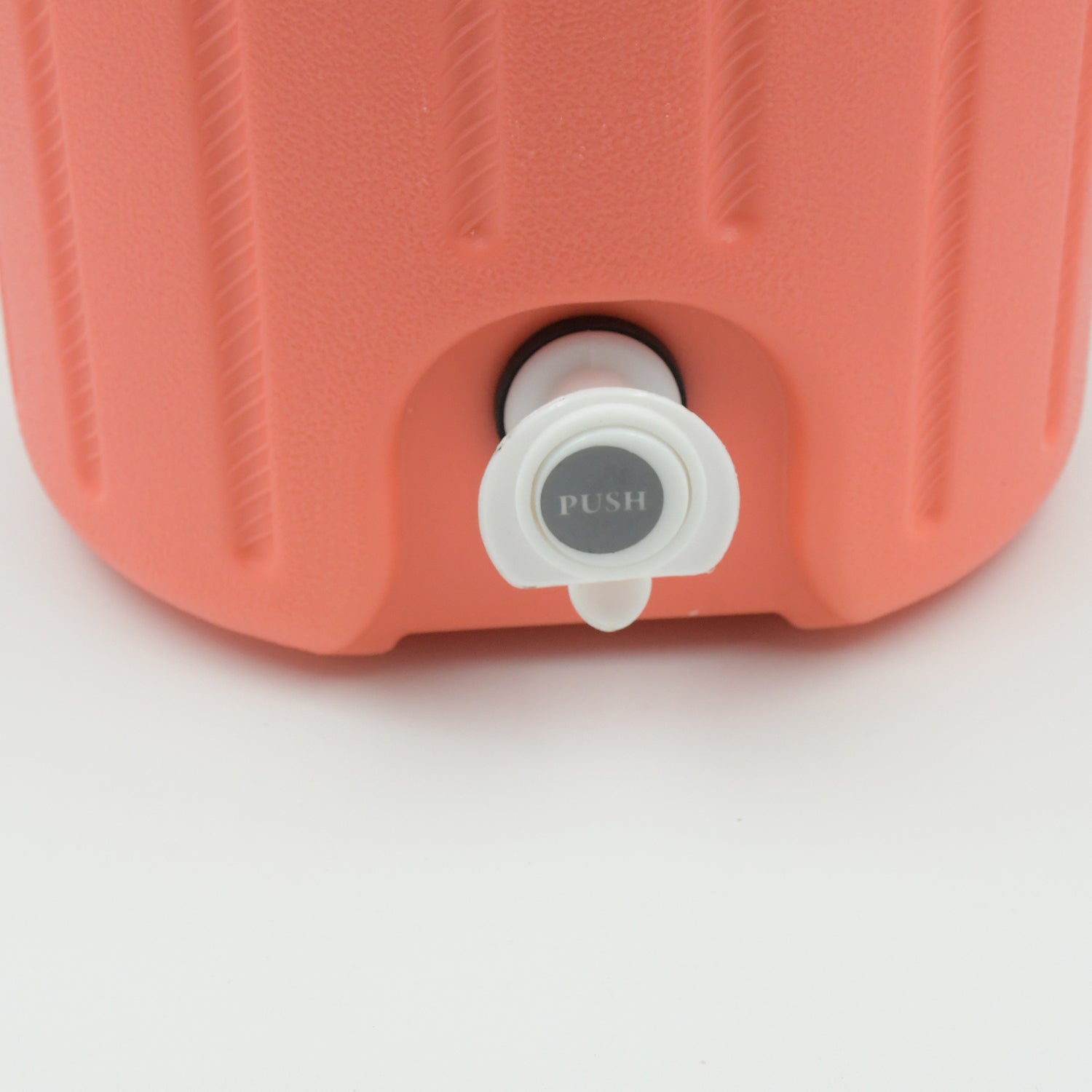 Insulated Plastic Water Rover Jug 7500ML with Tap and Handle Portable Hot and Cold Water Storage Camper Jug Food Grade Beverage Dispenser