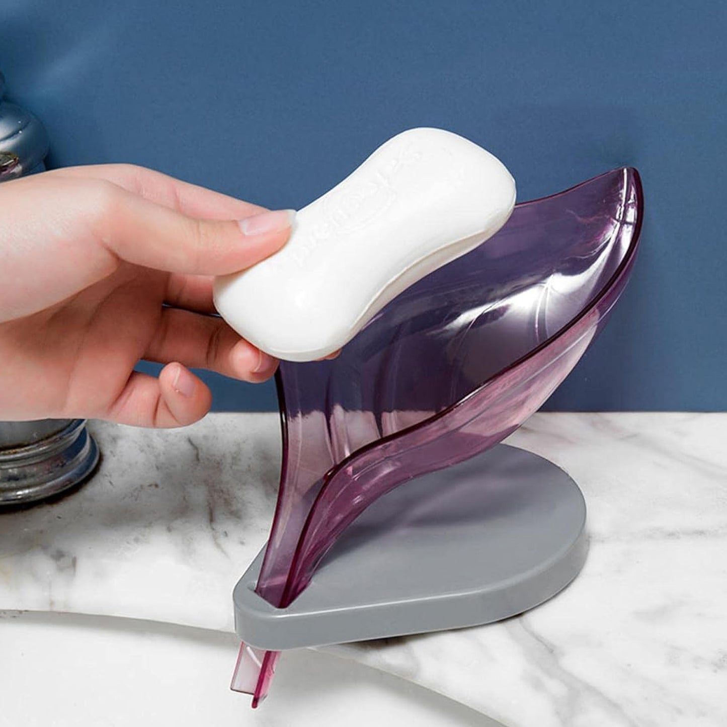 Leaf Shape Self Draining Soap Tray with Suction Cup – Plastic Soap Holder Rack for Bathroom, Kitchen, Laundry and Sink (1 Pc)